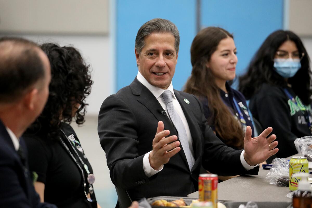 Alberto Carvalho speaks while eating lunch with a group