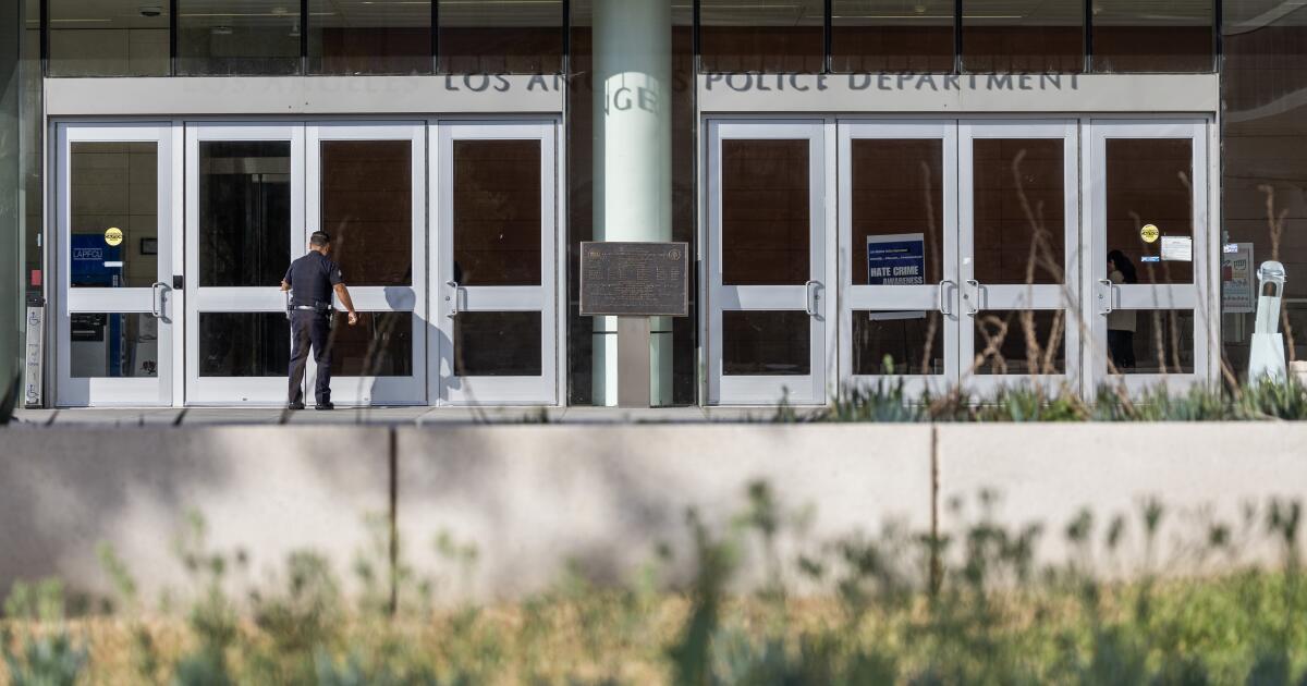 La policía de Los Ángeles está investigando acusaciones de que un oficial hizo trampa en un examen con gafas de cámara.