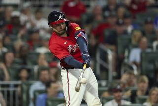 Travis d'Arnaud de los Bravos de Atlanta conecta grand slam ante los Rangers de Texas durante la sexta entrada del juego de béisbol, el viernes 19 de abril de 2024, en Atlanta. (Jason Getz/Atlanta Journal-Constitution via AP)