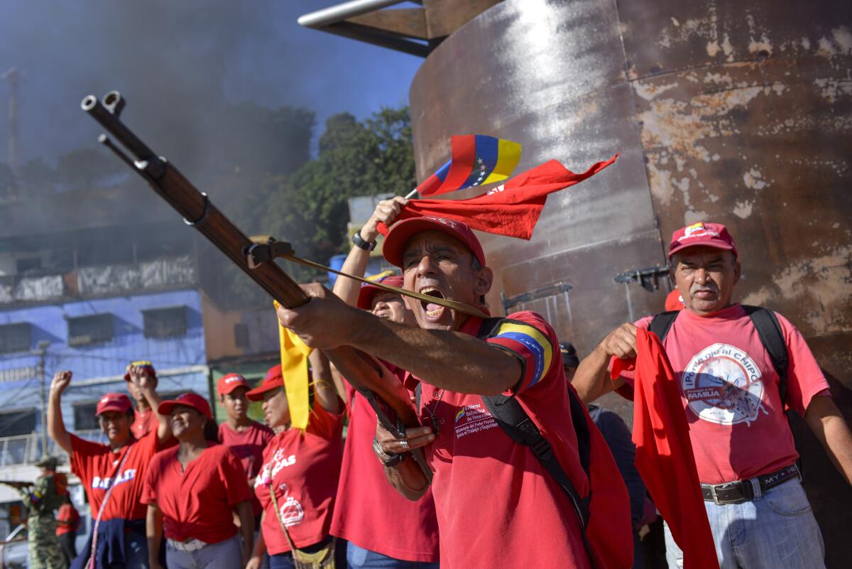 Un miembro de la Milicia Nacional Bolivariana blande un rifle durante un ejercicio de invasión en Caracas, Venezuela, el sábado 15 de febrero de 2020. (AP Foto/Matias Delacroix)