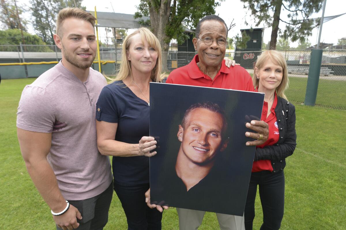 La familia del exjugador de futbol americano fallecido Konrad Reuland junto a Rod Carew.