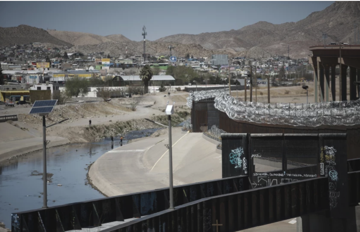 Personas cruzan el Río Bravo desde Ciudad Juárez, México