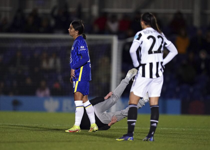 Un individuo que irrumpió en la cancha cae derribado por la jugadora Sam Kerr de Chelsea en un partido de la Liga de Campeones femenina contra Juventus. (John Walton/PA vía AP)