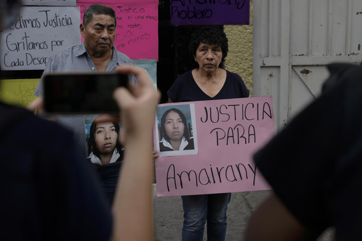 Mario Roblero y Cecilia González sostienen imágenes de su hija desaparecida 