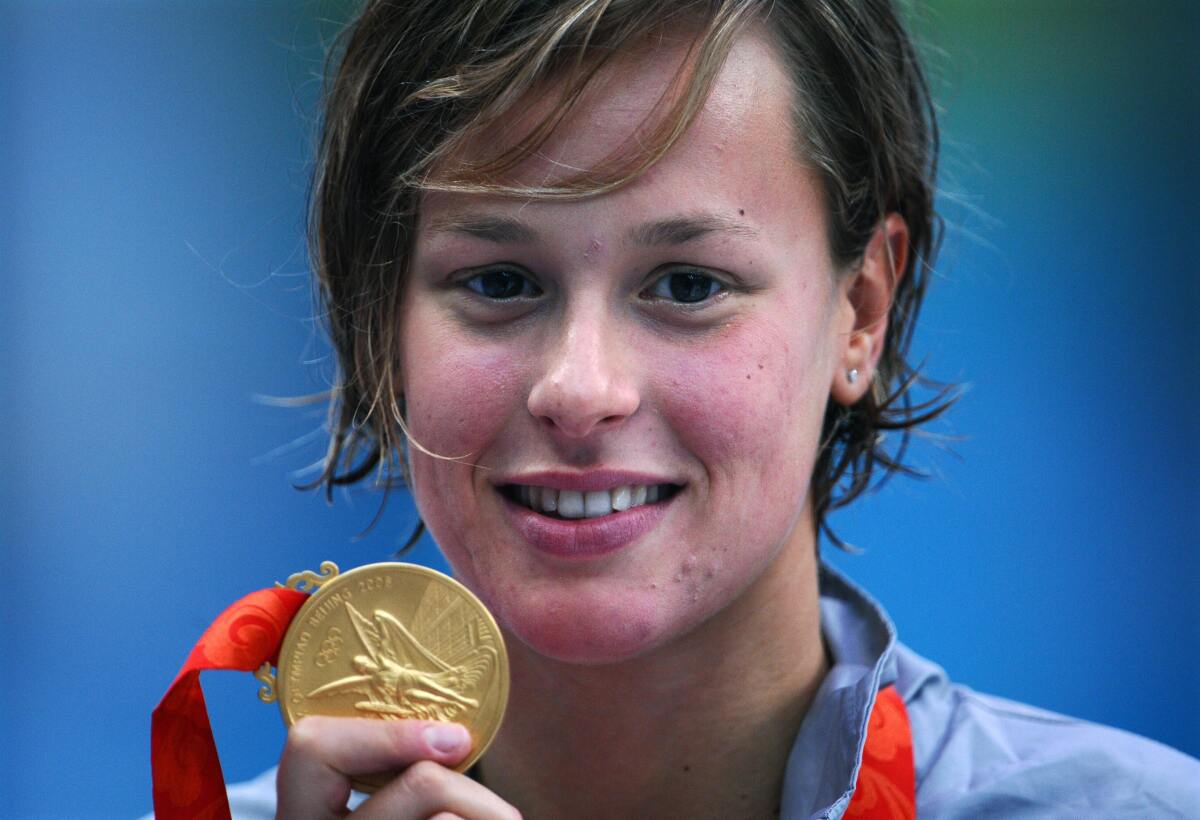 Federica Pellegrini posa tras ganar la medalla de oro en 2008.