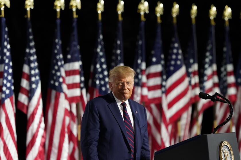 El presidente Donald Trump habla en el jardín sur de la Casa Blanca, Washington, en el cierre de la Convención Nacional Republicana, 27 de agosto de 2020. (AP Foto/Alex Brandon)