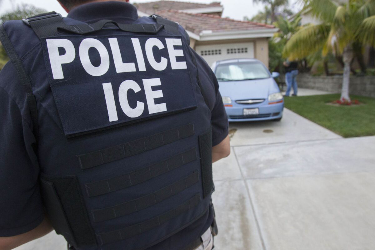 Se esperaba que ICE llegara a las principales ciudades de los EUA el domingo como parte de una operación dirigida a arrestar a familias con órdenes de deportación definitivas.