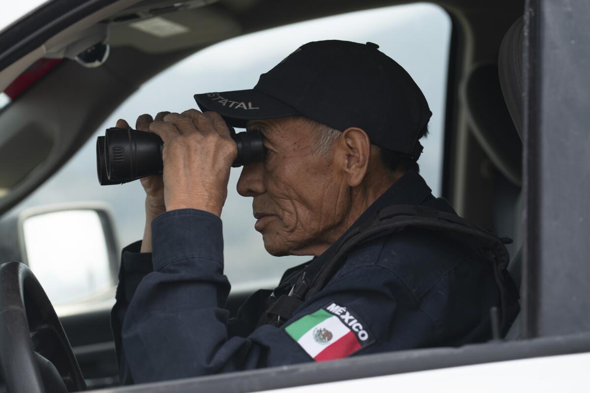 Nefi de Aquino, quien trabaja como oficial de policía y también vigila la actividad del Popocatépetl, 