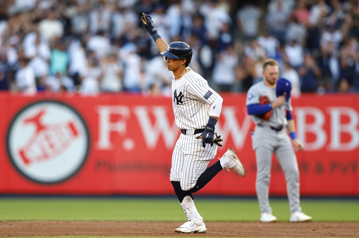 El venezolano de los Yankees de Nueva York, Oswaldo Cabrera recorre las bases