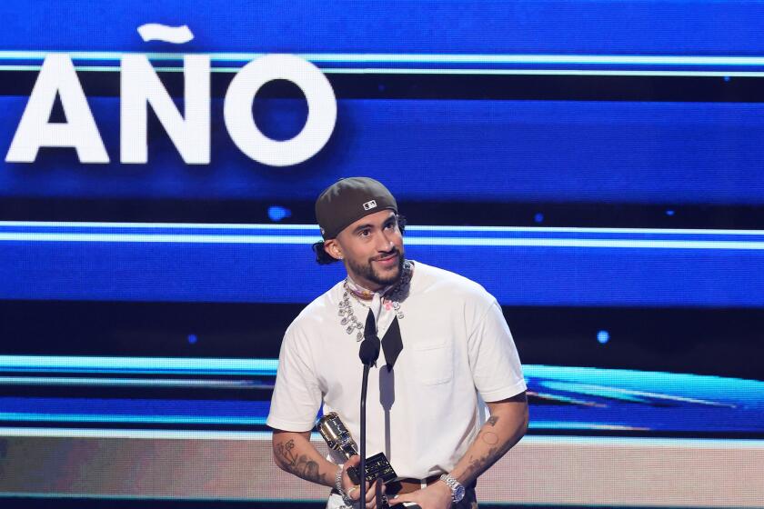 Bad Bunny en el esceanario de los Premios Billboard de la Música Latina.