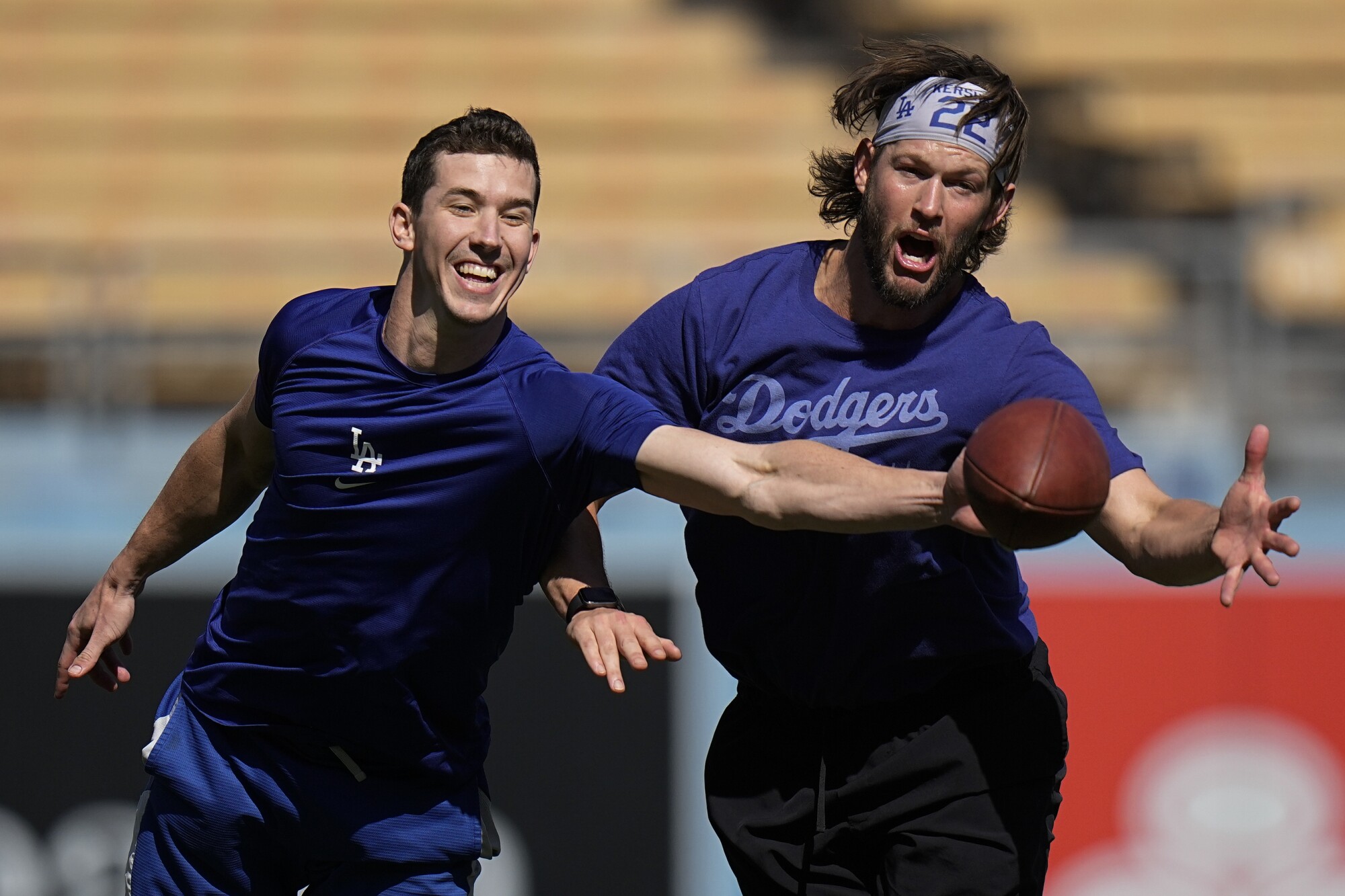 Walker Buehler, do Dodgers, à esquerda e Clayton Kershaw jogam um pouco de futebol por diversão
