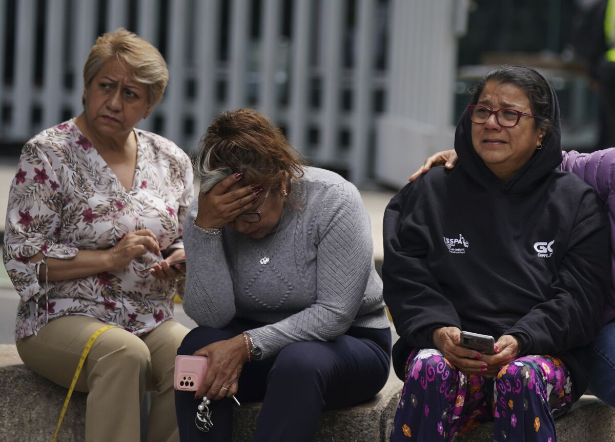 La gente se reúne en la calle luego de un terremoto de magnitud 7,6 en la Ciudad de México, el lunes 19 de septiembre de 2022. (AP Foto/Fernando Llano)