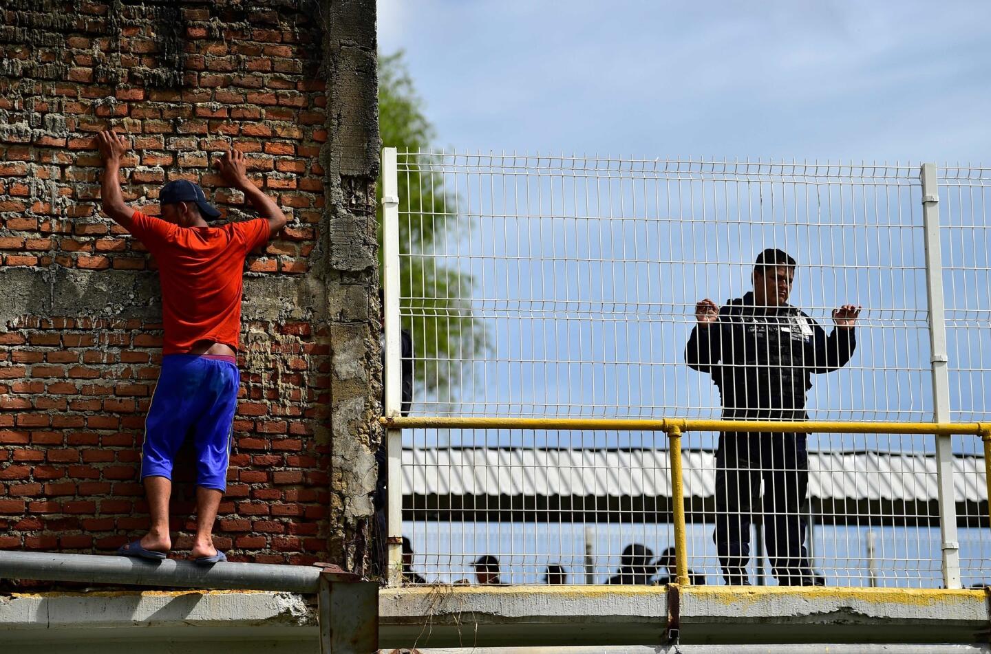 Thousands of Hondurans continue caravan