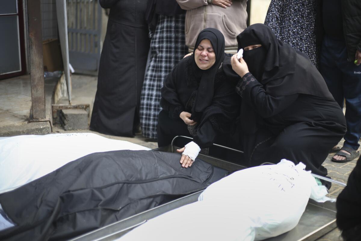 Mujeres palestinas lloran a familiares