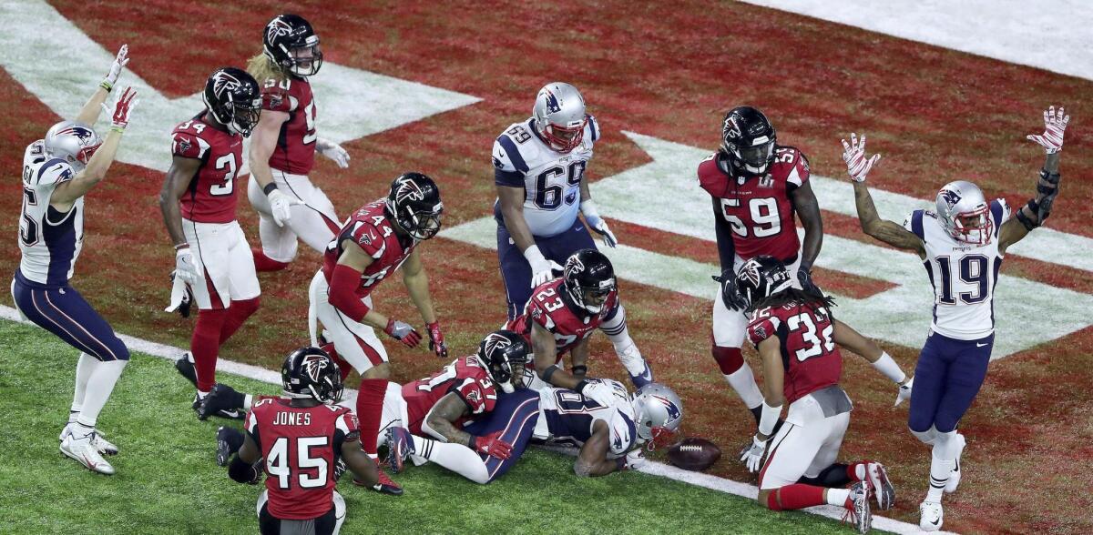 El corredor de los Patriots de Nueva Inglaterra, James White, consiguió la anotación de la victoria en la prorroga y selló el triunfo de su equipo por 34-28 sobre los Falcons de Atlanta, en la 51 edición del Super Bowl disputada en el estadio NRG de Houston.