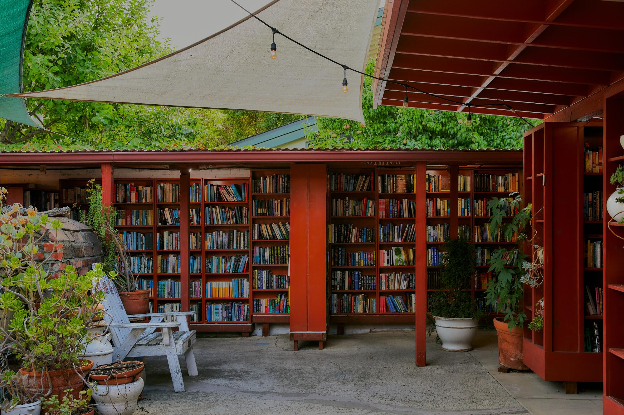 Inside Bart's Books, walls of books across varying genres surround the courtyard.