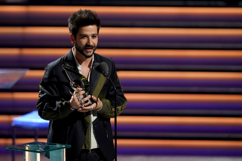 El colombiano Camilo recibe uno de los cinco premios de la noche.