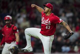 El puertorriqueño Fernando Cruz, de los Rojos de Cincinnati, festeja tras sacar el último out del séptimo episodio del juego ante los Filis de Filadelfia, el miércoles 24 de abril de 2024 (AP Foto/Aaron Doster)