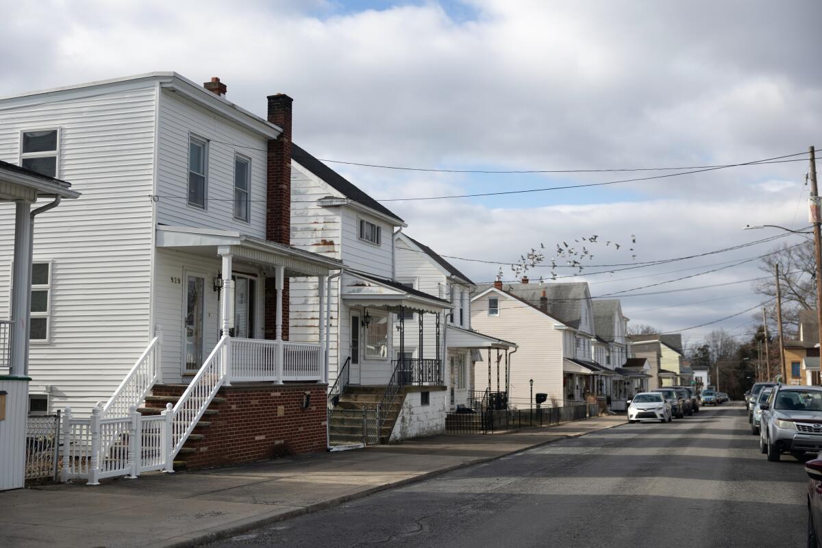 Rumah tempat Bob Chesney dibesarkan di Colemont, Pennsylvania, ditinggalkan.