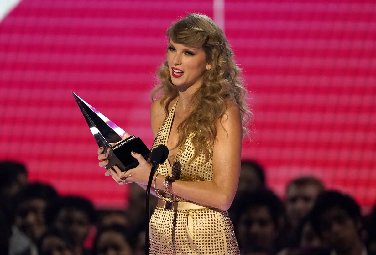 Taylor Swift accepts the award for favorite pop album at the American Music Awards