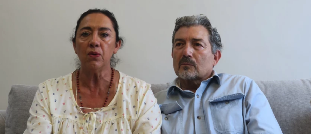 Adriana González (i) y Jorge Fernández Villarreal (d), padres de Jorge Villareal,