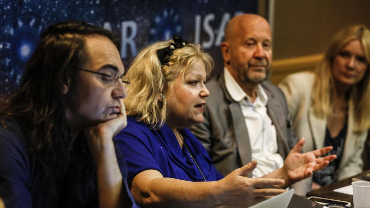 De izquierda a derecha: Alexander Imsiragic, Shelley Ackerman, Raymond Merriman y Antonia Langsdorf, de la International Society For Astrological Research, discuten algunas de sus predicciones para las próximas elecciones, el 11 de octubre pasado.