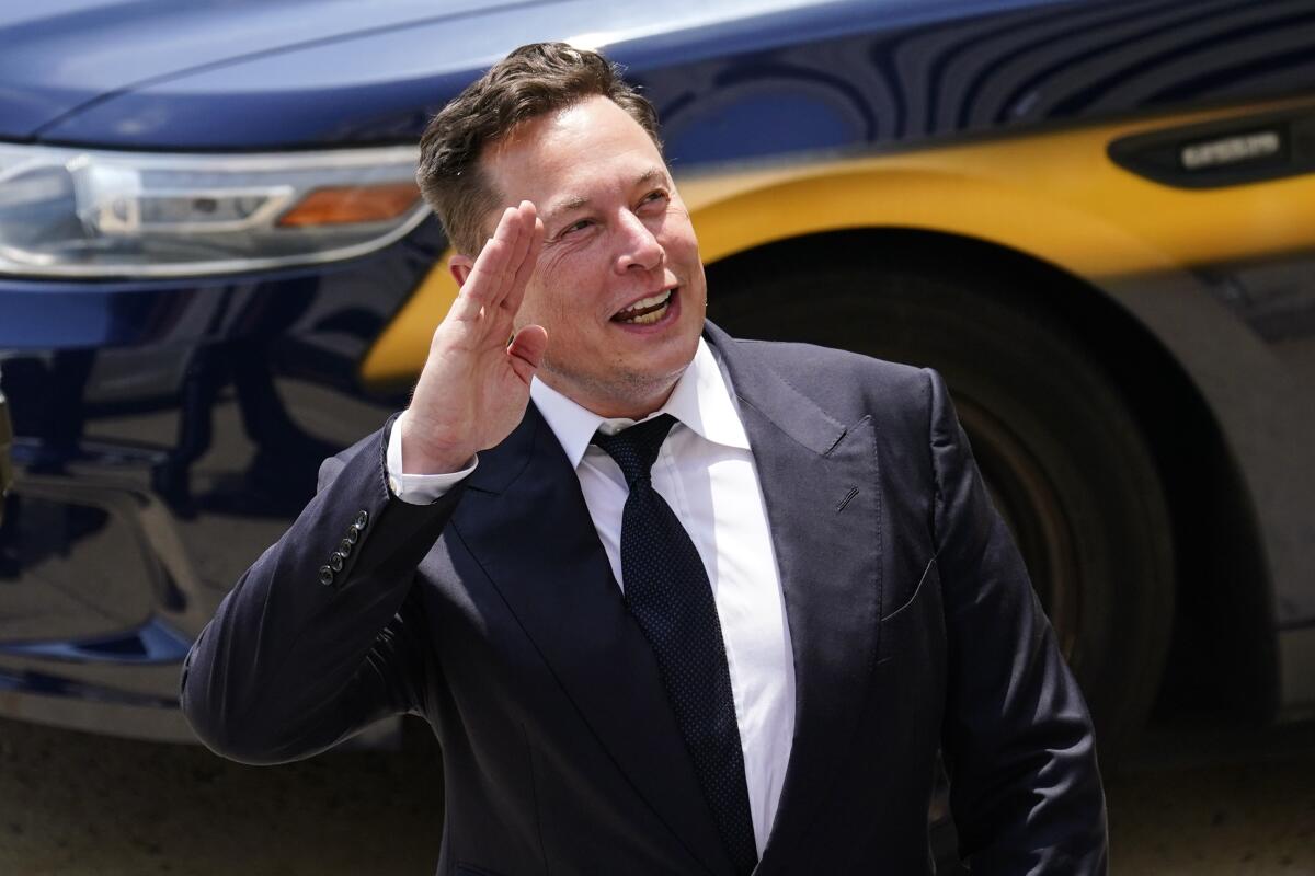  Tesla CEO Elon Musk waves 