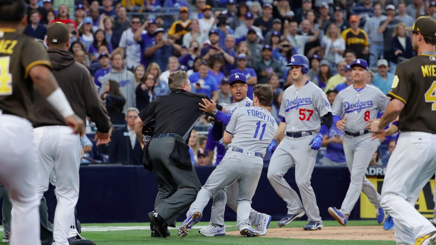 Dave Roberts leaving the Padres, interviewing with Dodgers