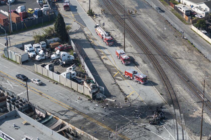 Los bomberos trabajan en un incendio tras la explosión del tanque de gas de un camión, en Los Ángeles, California, el 15 de febrero de 2024. (Foto AP/William Liang)