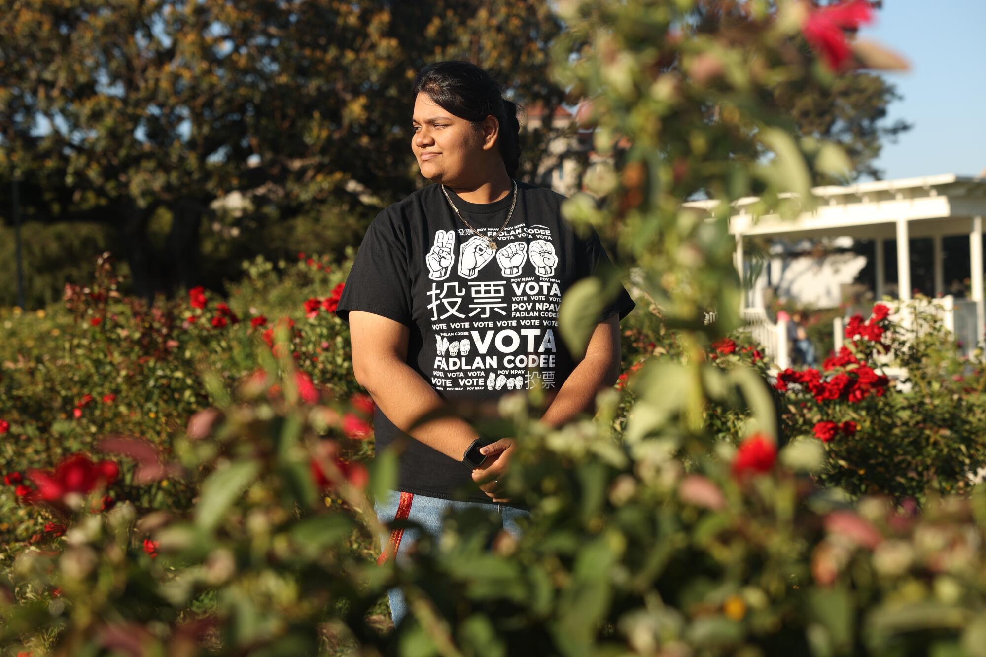 Alyssa Jaiperso en el jardín de rosas.