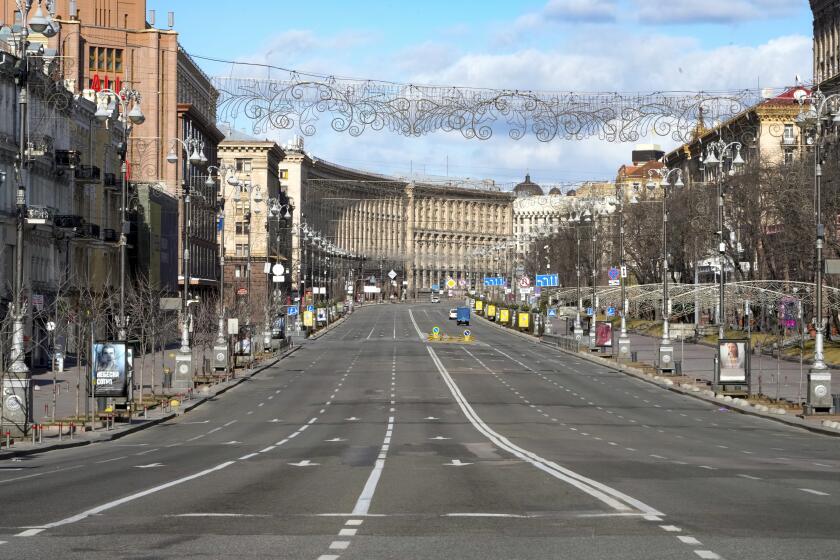 Una vista de la avenida principal de Kiev durante el toque de queda, el domingo 27 de febrero de 2022, en Kiev, Ucrania. (AP Foto/Efrem Lukatsky)