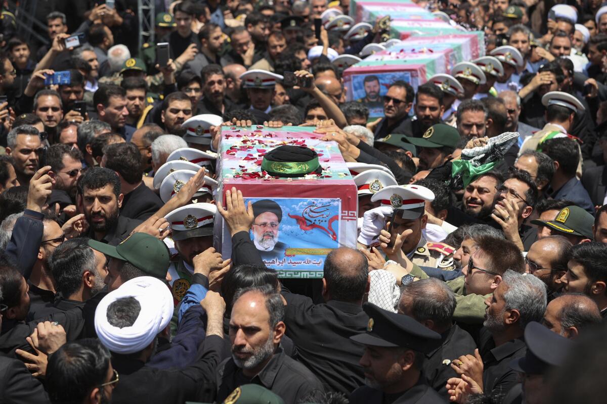 Una imagen difundida por la Oficina de la Presidencia Iraní muestra los ataúdes,