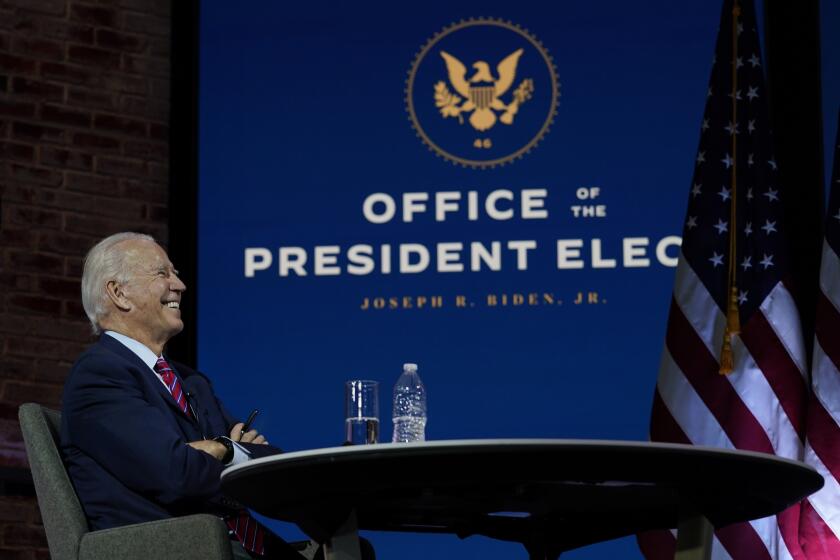 El presidente electo Joe Biden sonríe el lunes 23 de noviembre de 2020 durante una reunión virtual con la Conferencia de Alcaldes de Estados Unidos en el teatro The Queen, en Wilmington, Delaware. (AP Foto/Carolyn Kaster)