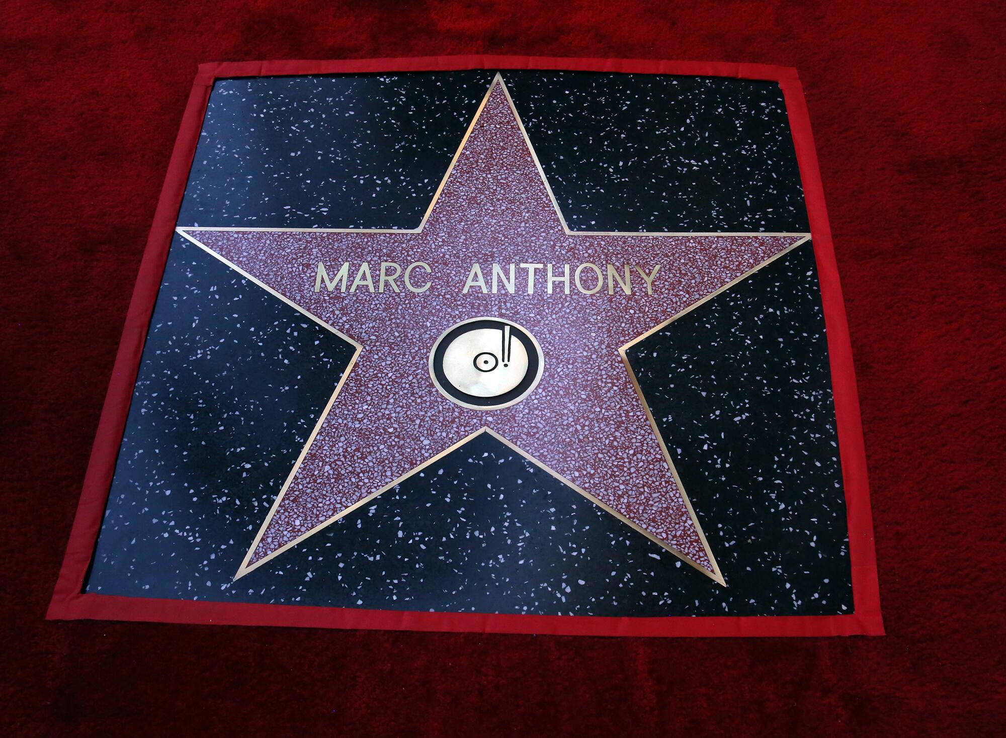La estrella de Marc Anthony fue develada a unos metros de las estrellas de Shakira, Tommy Mottolla y 50 Cents.