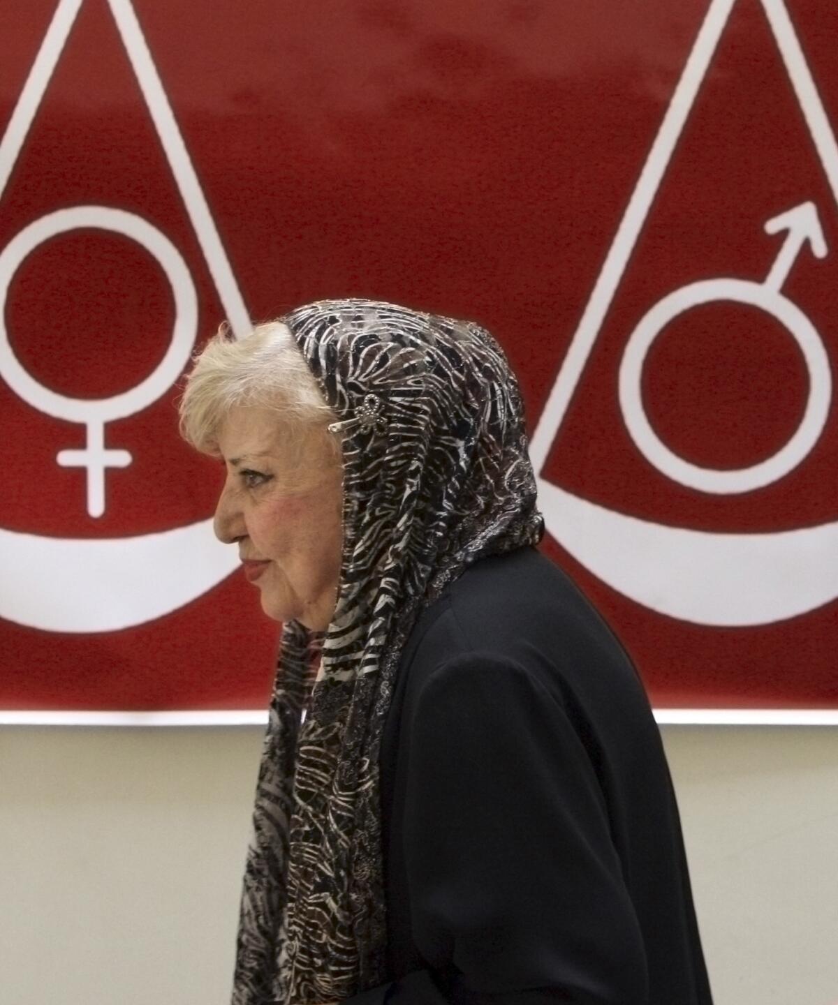 Iranian poet Simin Behbahani at a 2007 meeting on women's rights in Tehran. Behbahani has died at the age of 87.