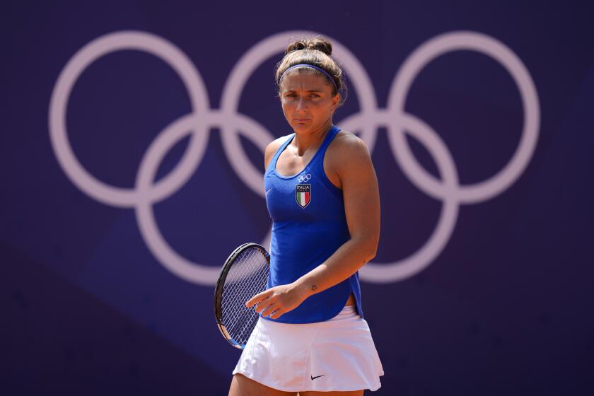 La italiana Sara Errani reacciona tras ceder un punto ante la china Zheng Qinwen en el torneo de sencillos de los Juegos Olímpicos de París, el domingo 28 de julio de 2024. (AP Foto/Andy Wong)