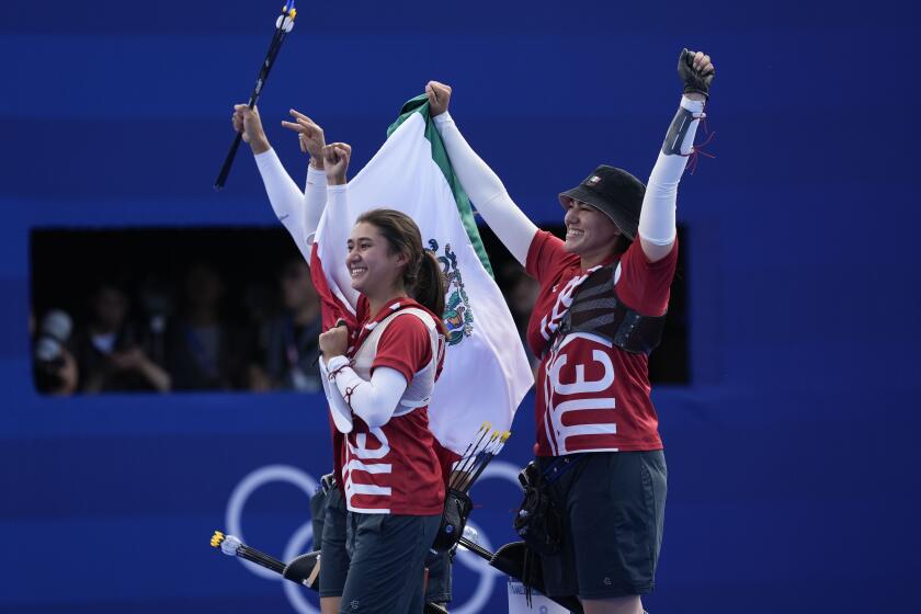 Las mexicanas Alejandra Valencia (derecha) y Angela Ruiz (izquierda) celebran tras ganar la medalla de bronce de equipos de mujeres del tiro con arco de los Juegos Olímpicos de París, el domingo 28 de julio de 2024. (AP Foto/Rebecca Blackwell)