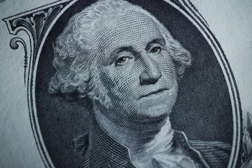 La imagen de George Washington es vista en un billete de a dólar en Marple Township, Pensilvania, el lunes 13 de marzo de 2023. (AP Foto/Matt Slocum)