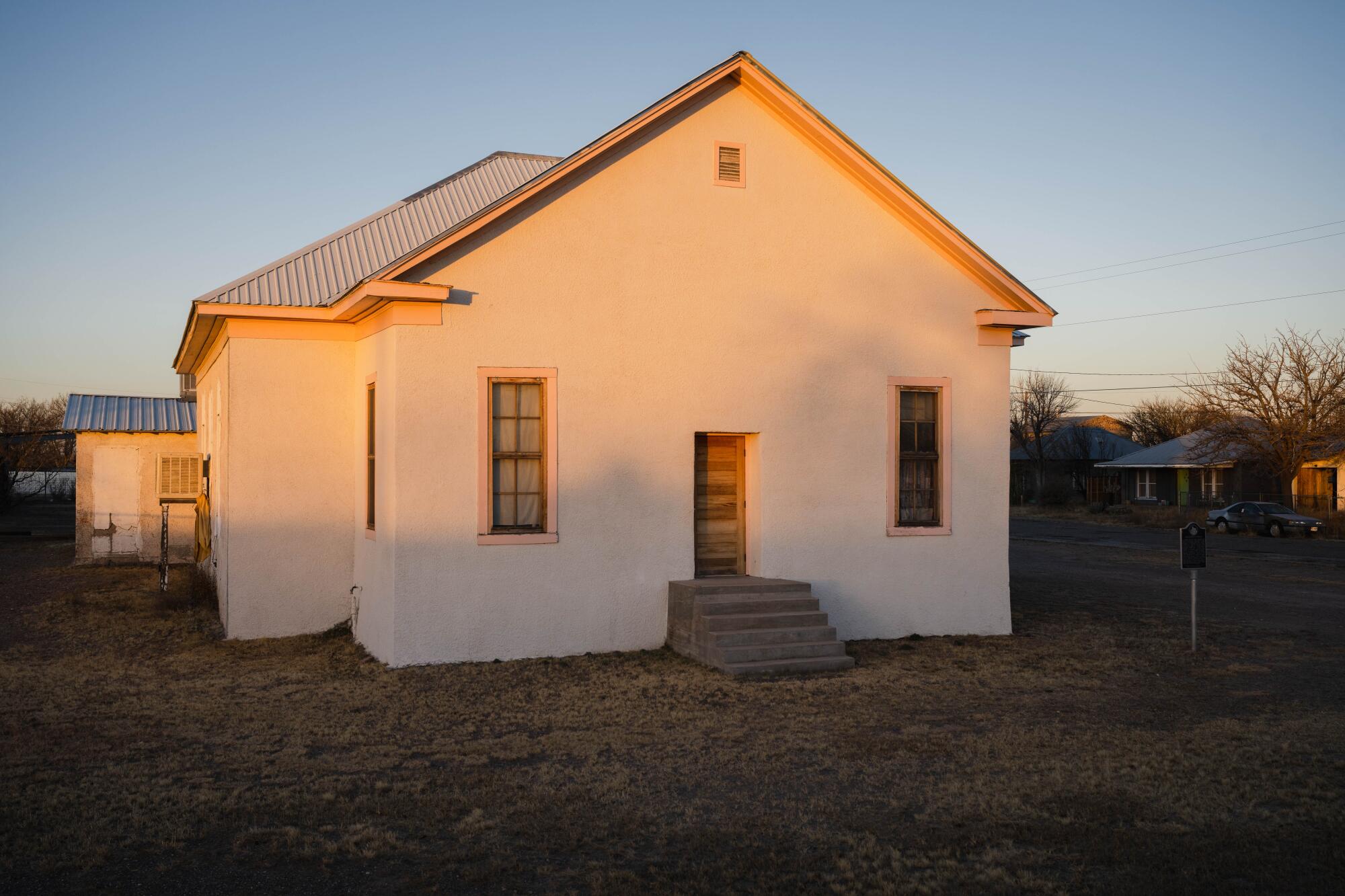 El único edificio que queda de la escuela segregada Blackwell en Marfa, Texas.