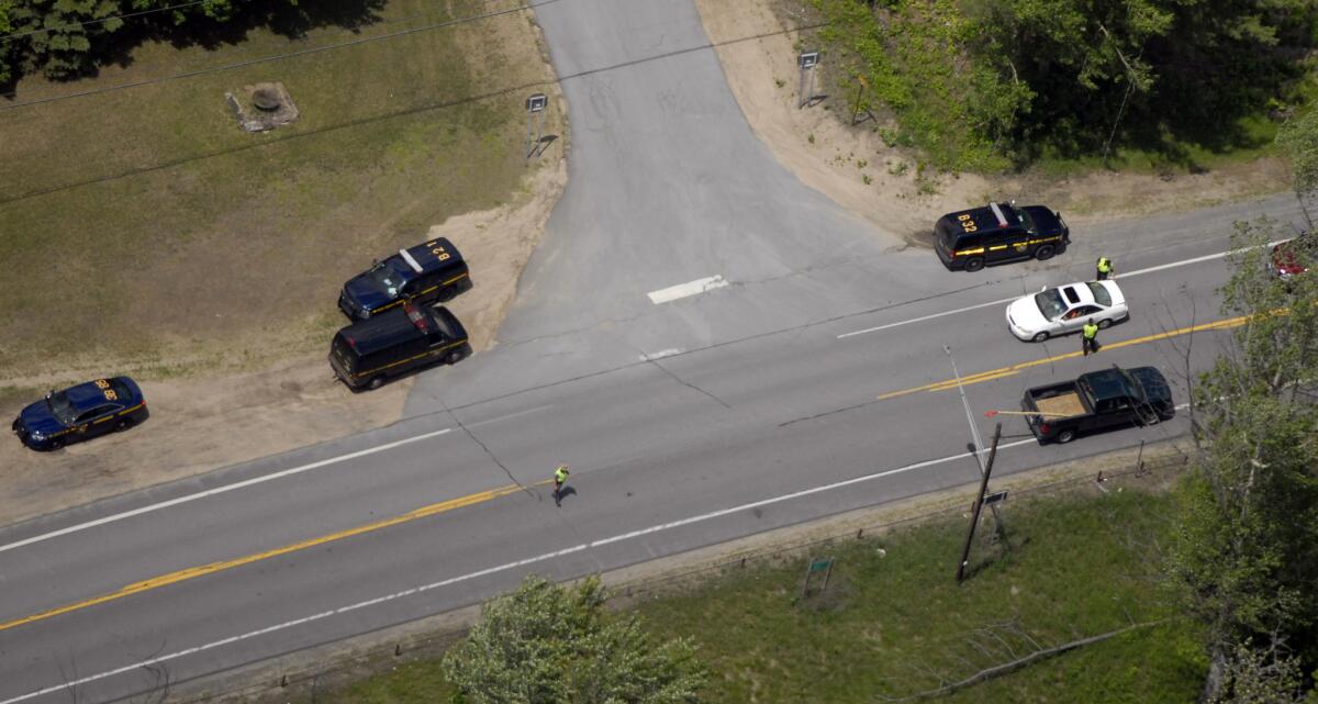 La policía bloquea una carretera en Cadyvill, estado de Nueva York, durante la búsqueda de dos asesinos convictos el 11 de jjunio del 2015. (AP Foto/Tim Roske)