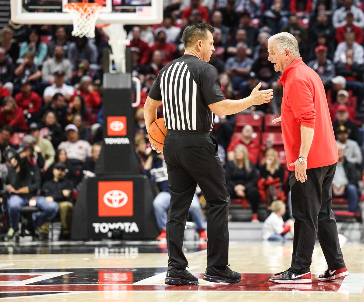 O técnico do San Diego State, Brian Dutcher, reage após uma ligação contra os astecas.