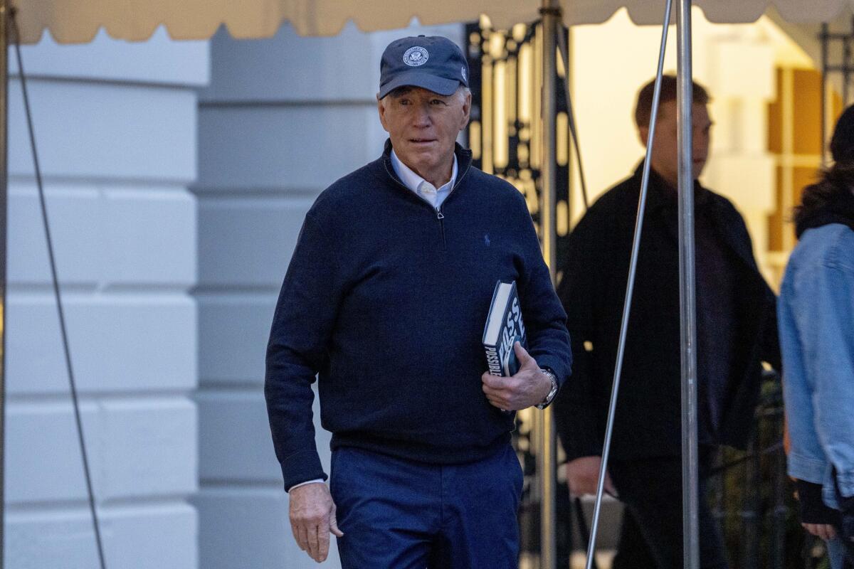 El presidente Joe Biden camina hacia los periodistas previo a viajar a Camp David, Maryland