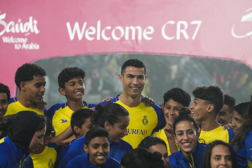 Cristiano Ronaldo sonríe durante su presentación oficial con el Al Nassr de Arabia Saudí, en Riad, el martes 3 de enero de 2023 (AP foto/Amr Nabil)