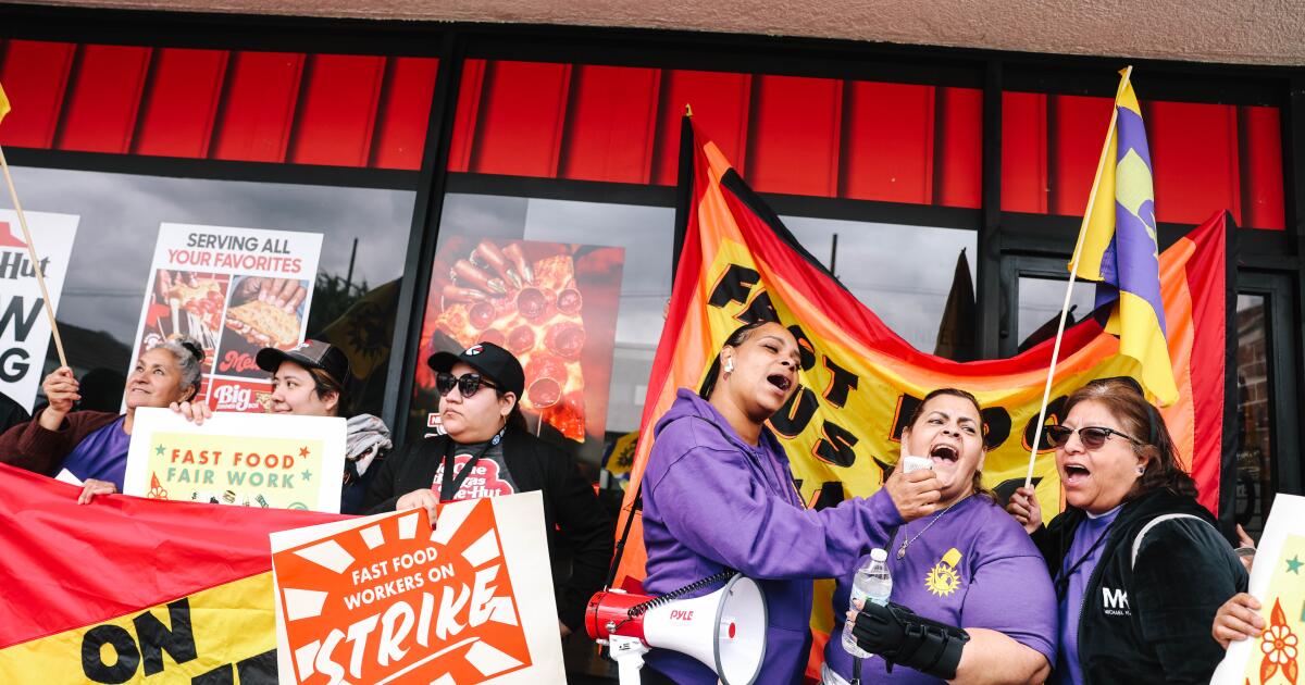 Les employés de Pizza Hut participent à une grève dans un restaurant de Los Angeles, alléguant un vol de salaire