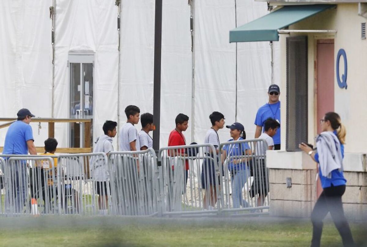 Un grupo de niños migrantes en un centro de retención.