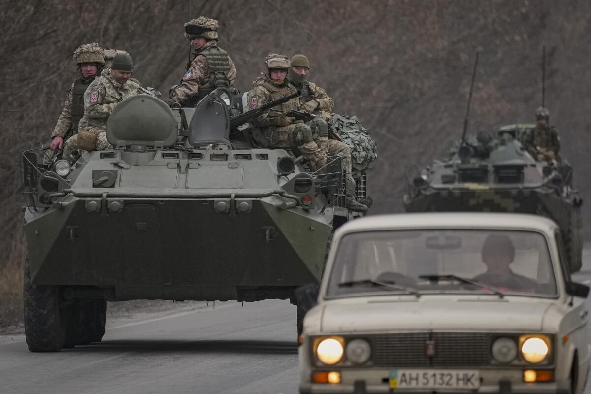 Militares ucranianos se trasladan en vehículos blindados por una carretera en la región de Donetsk