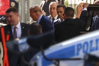 El expresidente estadounidense Donald Trump llega a la corte de Nueva York donde es enjuiciado por acusaciones de que suprimió noticias sobre escándalos sexuales, en Manhattan, en la ciudad de Nueva York, el 16 de abril de 2024. (Foto AP/Yuki Iwamura)