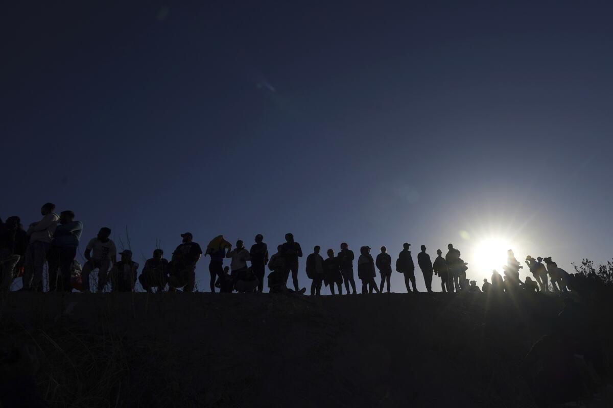 Migrantes en el lado mexicano de la frontera EEUU-México, a orillas del Río Bravo,