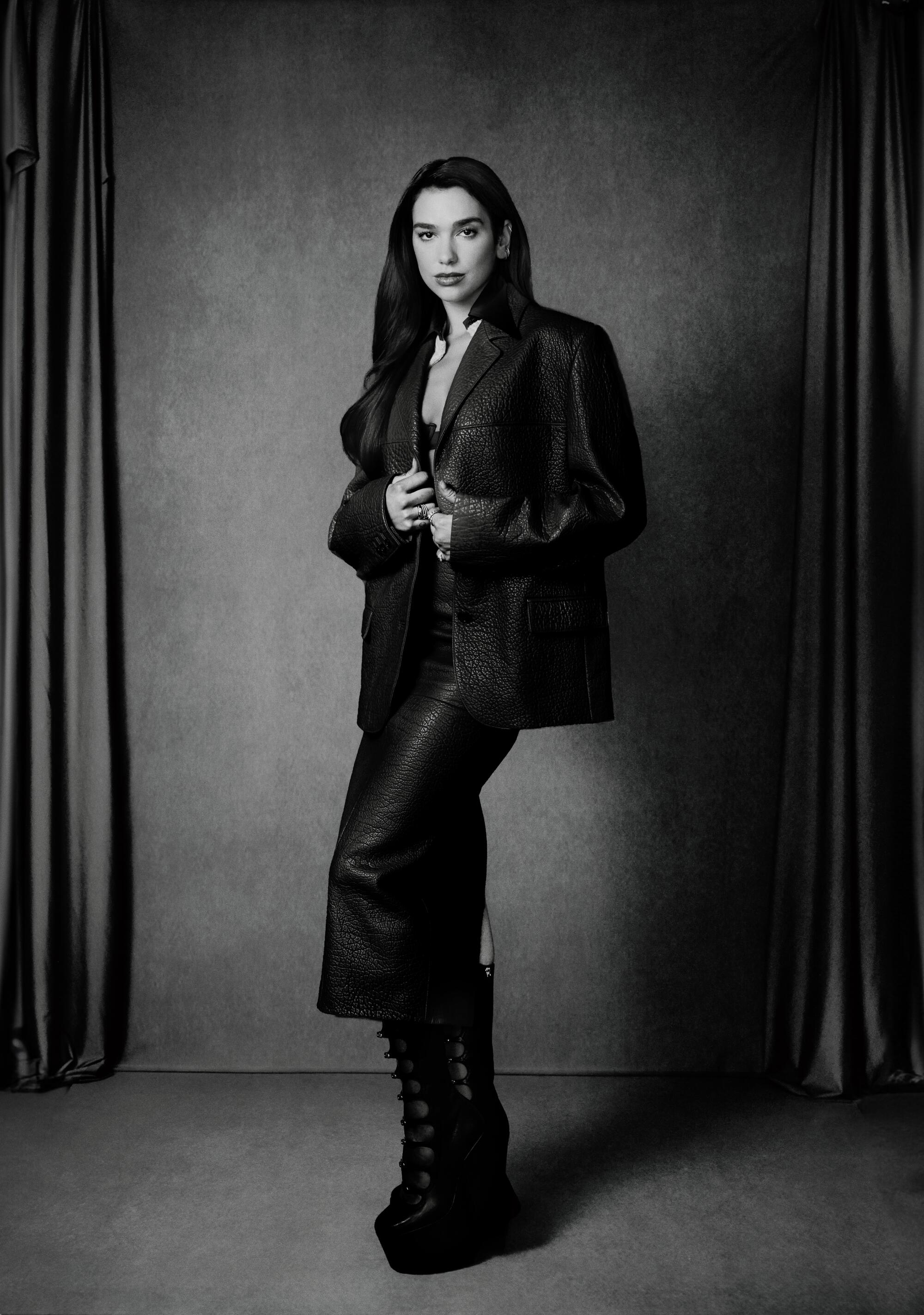 Dua Lipa posa para o Los Angeles Times e fala de Carreira, Dance The Night, Houdini e mais - Notícias Musicais - BCharts Fórum