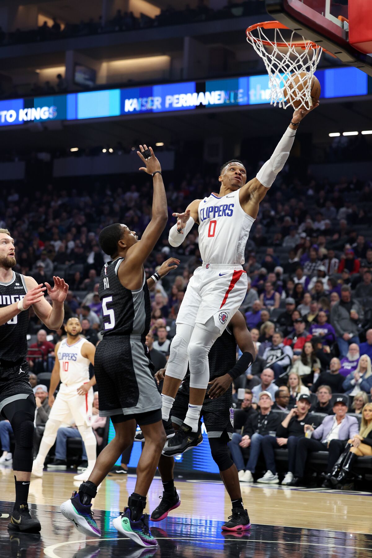 Russell Westbrook des Clippers, qui a récolté 27 points et 10 passes décisives, va chercher un tir sur De'Aaron Fox des Kings.